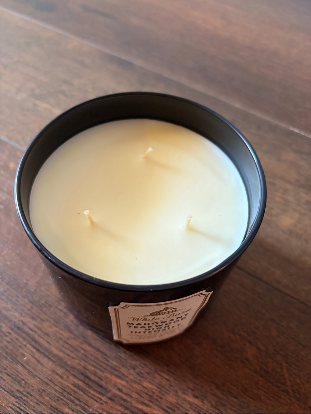 White Barn Mahogany Teakwood Candle - Black and Gold Lid - Picture 2 of 2